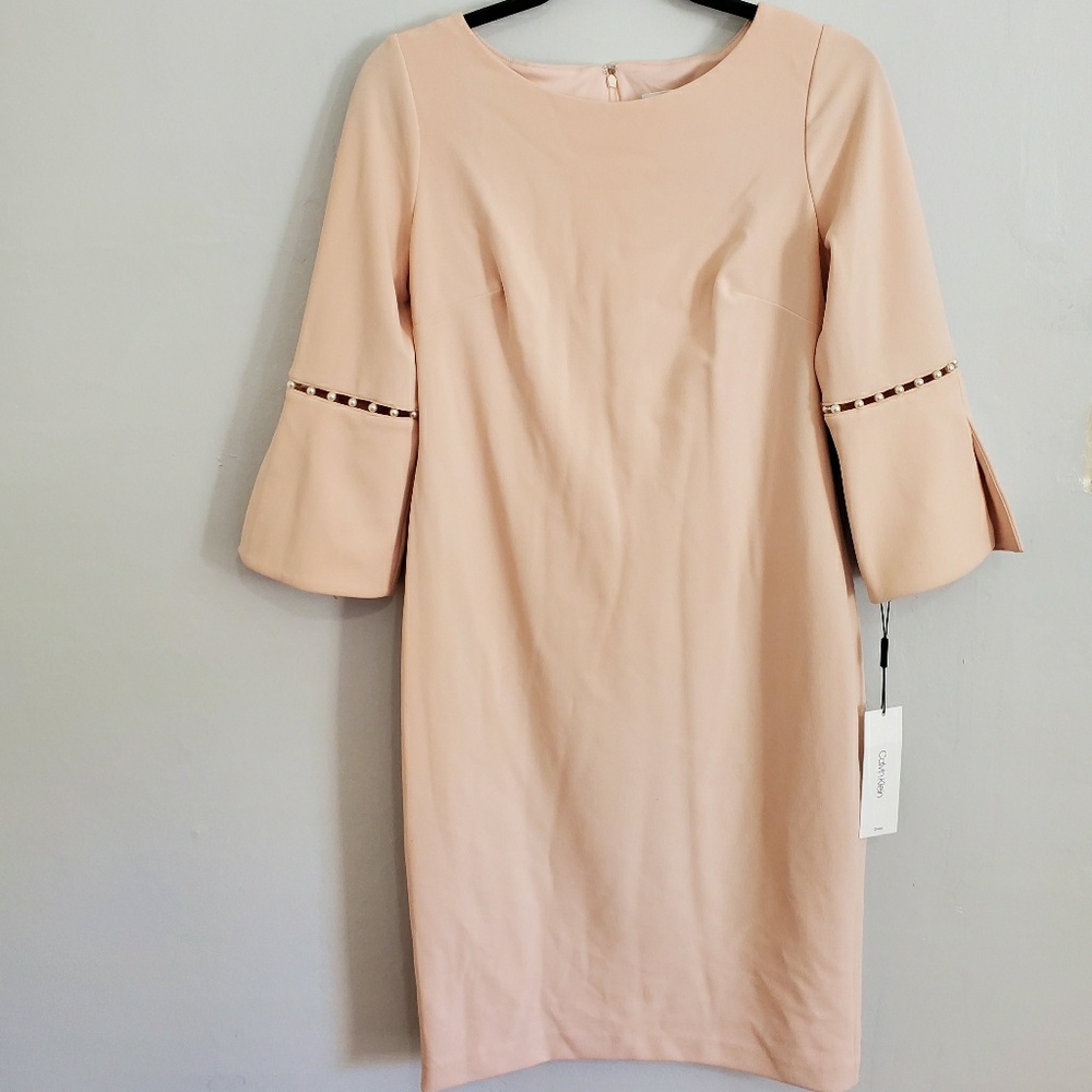 Calvin Klein solid sheath w/detailed split sleeve
